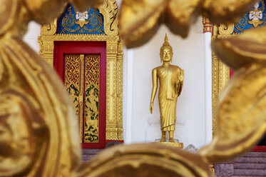 Thailand, Phuket, goldene Buddha-Statue im Wat Putta Mongkon - JATF000838