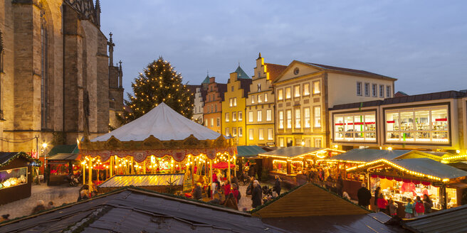Deutschland, Osnabrueck, Weihnachtsmarkt auf dem Marktplatz, Giebelhaeuser am Abend - WIF003201