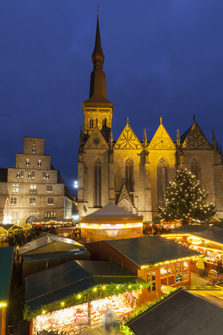 Deutschland, Osnabrueck, Weihnachtsmarkt, Waage und Marienkirche, lizenzfreies Stockfoto