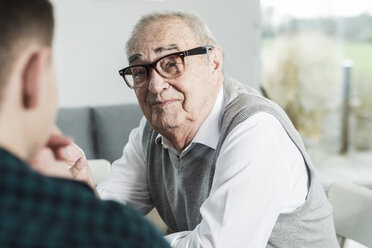 Porträt eines glücklichen älteren Mannes im Gespräch mit seinem Enkel - UUF006580