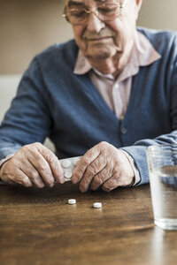 Älterer Mann nimmt Tabletten aus einer Blisterpackung, Nahaufnahme - UUF006614