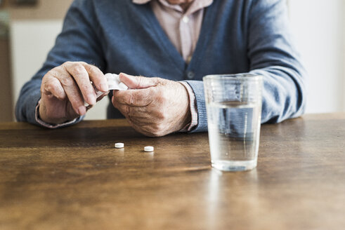 Hände eines älteren Mannes, der Tabletten aus einer Blisterpackung nimmt, Nahaufnahme - UUF006615