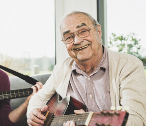 Porträt eines älteren Mannes, der Gitarre spielt - UUF006633