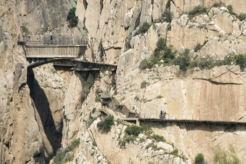 Spanien, Ardales, Touristen, die den kleinen Weg des Königs entlanggehen - KIJF000157