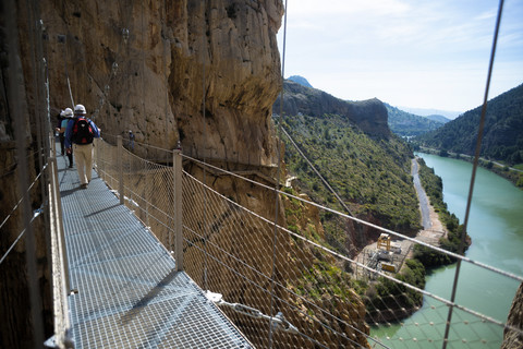 Spanien, Ardales, Touristen, die den kleinen Weg des Königs entlanggehen, lizenzfreies Stockfoto