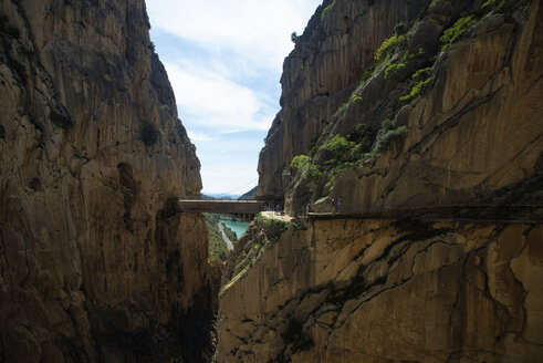 Spain, Ardales, tourists walking along The King's Little Pathway - KIJF000161