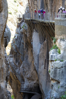 Spain, Ardales, group of tourists walking along The King's Little Pathway - KIJF000162