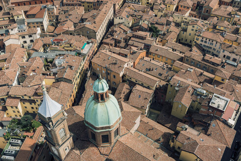 Italien, Bologna, Blick auf die historische Altstadt von oben - KAF000130