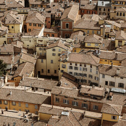 Italien, Bologna, Blick auf die Mehrfamilienhäuser im Stadtzentrum von oben - KAF000131