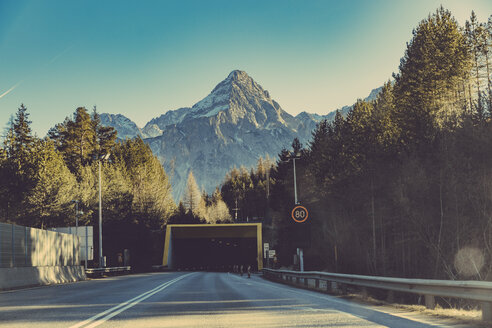 Deutschland, Bayern, Tunnel und Geschwindigkeitsbegrenzungsschild vor der Zugspitze - MFF002624