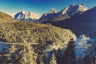 Zugspitze, Zugspitzplatt und Blindsee von Biberwier aus gesehen, Tirol, Österreich - MFF002625