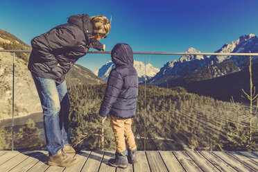 Vater und Sohn mit Blick auf die Zugspitze von Biberwier, Tirol, Österreich - MFF002626