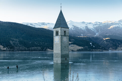 Italien, Vinschgau, Versunkene Turmspitze im zugefrorenen Lago di Resia - MFF002629