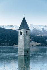 Italien, Vinschgau, Versunkene Turmspitze im zugefrorenen Lago di Resia - MFF002630