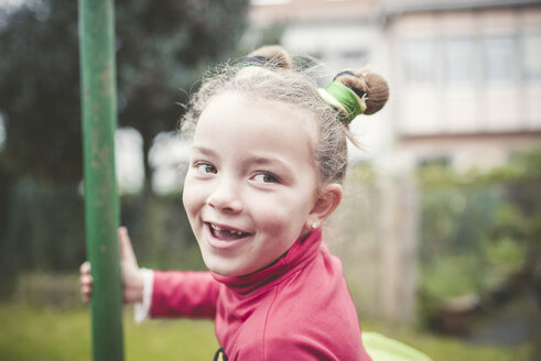 Portrait of smiling little girl with tooth gap - RAEF000863