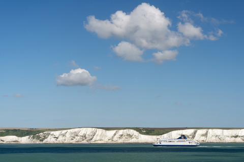 UK, Dover, Fähre vor Kreidefelsen, lizenzfreies Stockfoto