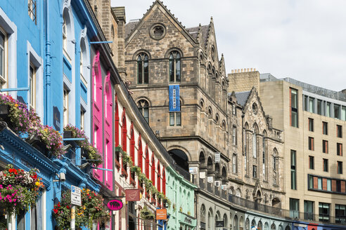 UK, Edinburgh, Reihe farbiger Häuser in West Bow - SHF001861
