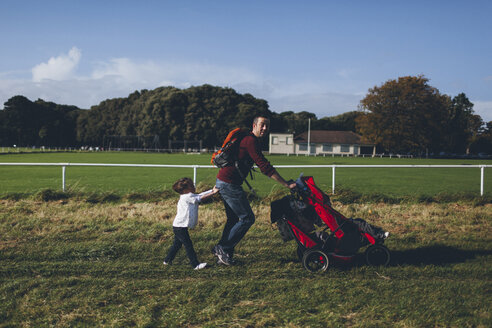 Father walking with his children in the nature - BOYF000092