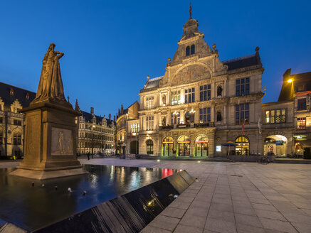 Belgien, Gent, Sint-Baafsplein mit Denkmal und Theater in der Abenddämmerung - AMF004764