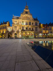 Belgien, Gent, Sint-Baafsplein mit Theater in der Abenddämmerung - AMF004765