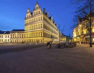 Belgien, Gent, Botermarkt mit Rathaus in der Abenddämmerung - AMF004766