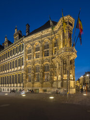 Belgien, Gent, Botermarkt mit Rathaus in der Abenddämmerung - AMF004767