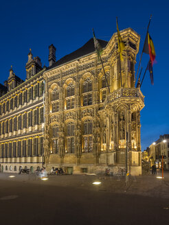 Belgien, Gent, Botermarkt mit Rathaus in der Abenddämmerung - AMF004767