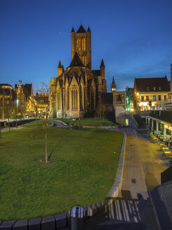 Belgien, Gent, St.-Nikolaus-Kirche in der Abenddämmerung - AMF004769