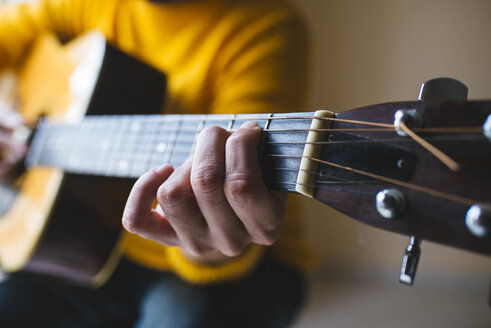Man with acoustic guitar, close up - KIJF000167