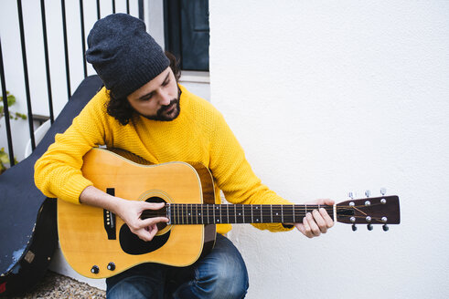 Spain, Jerez de la Frontera, Man with acoustic guitar - KIJF000170