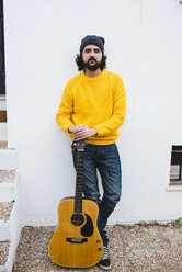Spanien, Jerez de la Frontera, Mann mit akustischer Gitarre - KIJF000171