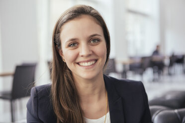 Porträt einer lächelnden jungen Geschäftsfrau - MFF002641