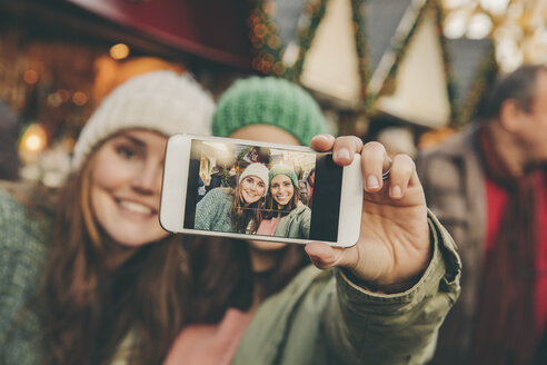 Two happy women taking a selfie on the Christmas Market - MFF002645