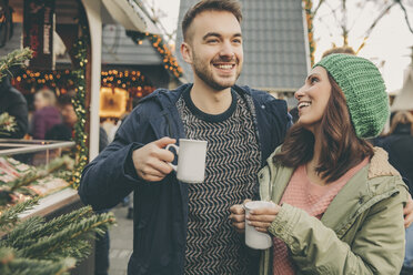 Pärchen bei einem heißen Punsch auf dem Weihnachtsmarkt - MFF002651