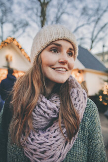 Frau schaut sich auf dem Weihnachtsmarkt um - MFF002657