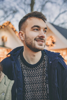 Man looking around on the Christmas Market - MFF002658