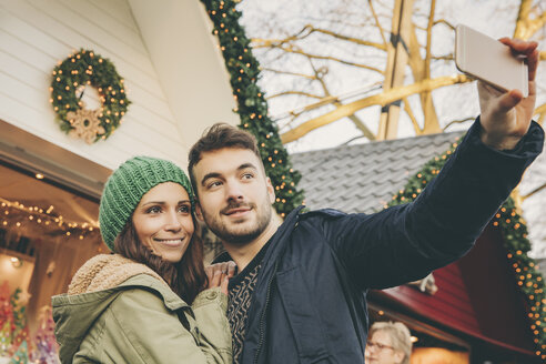 Ein Paar macht ein Selfie auf dem Weihnachtsmarkt - MFF002665