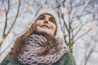 Frau in Winterkleidung schaut sich um - MFF002685