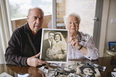 Älteres Paar zeigt ihr Hochzeitsfoto zu Hause - GEMF000721