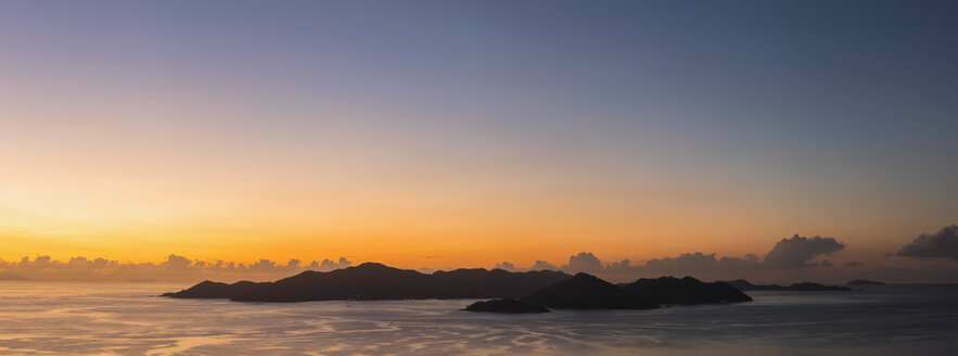 Seychellen, Indischer Ozean, La Digue, Inseln bei Sonnenuntergang - FOF008402