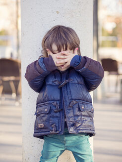 Kleiner Junge bedeckt sein Gesicht mit seinen Händen - XCF000059