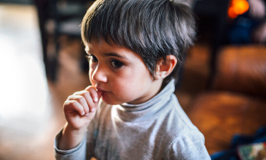 Porträt eines kleinen Jungen mit Finger im Mund - MGOF001417