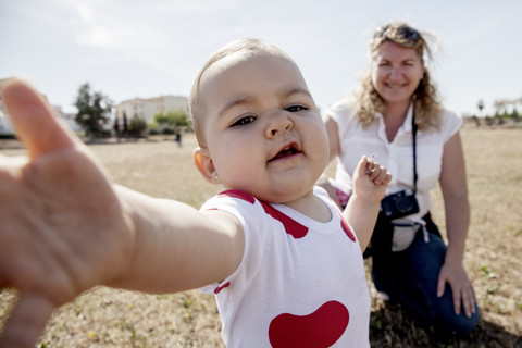 Porträt eines Babys, das die Kamera hält, lizenzfreies Stockfoto