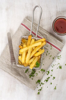 Frittierte Pommes frites im Frittenkorb, Ketchup - ODF001376