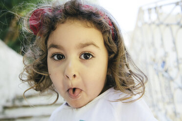 Portrait of little girl sticking out tongue - ERLF000131