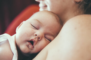 Neugeborenes schlafend mit Kopf an der Schulter der Mutter - ERLF000134