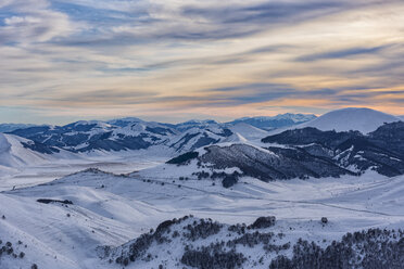 Italien, Umbrien, Nationalpark Monti SIbillini, Sonnenuntergang auf der Hochebene Piano Grande von Castelluccio di Norcia im Winter - LOMF000214