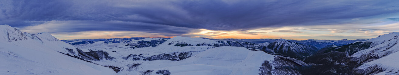 Italien, Umbrien, Nationalpark Monti Sibillini, Sonnenuntergang auf dem Apennin und dem Plateau Piano Grande von Castelluccio di Norcia im Winter - LOMF000216