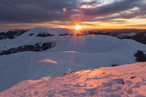Italien, Umbrien, Nationalpark Monti Sibillini, Sonnenuntergang am Apennin im Winter - LOMF000218