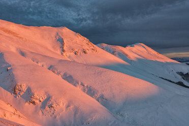 Italien, Umbrien, Nationalpark Monti Sibillini, Sonnenuntergang auf dem Berg Redentore im Winter - LOMF000219